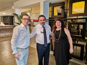 I titolari Milena e Alfonso col sindaco di Novara Alessandro Canelli